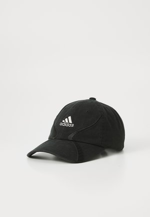 Sort Adidas baseball cap med buet skygge og hvidt broderet logo på forsiden, placeret på en ensfarvet hvid overflade.