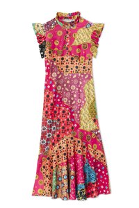 Kleurrijke jurk met een patchwork ontwerp en een verscheidenheid aan patronen, waaronder bloemen en geometrische vormen; ruches aan de mouwen met een hoge kraag.