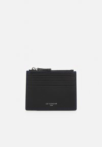 Porte-cartes en cuir noir avec une poche zippée, cinq emplacements pour cartes, des coutures bleues et un logo en argent en bas.