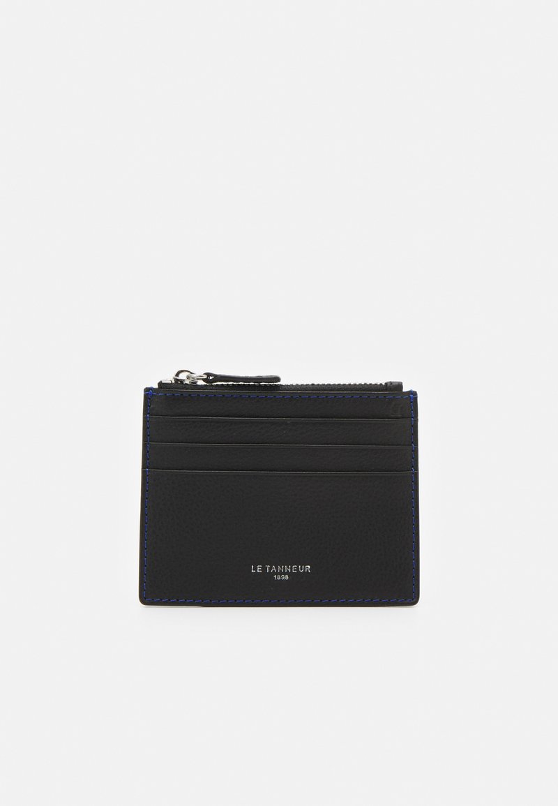 Porte-cartes en cuir noir avec une poche zippée, cinq emplacements pour cartes, des coutures bleues et un logo en argent en bas.