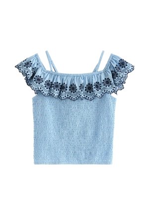 Lyseblå rynket croptop med tynde stropper og off-shoulder flæse prydet med mørkeblå blomsterbroderi.