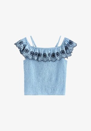Jasnoniebieski krótki top z marszczonym materiałem, cienkimi ramiączkami oraz odkrytymi ramionami ozdobionymi falbaną z ciemnoniebieską kwiatową haftą.