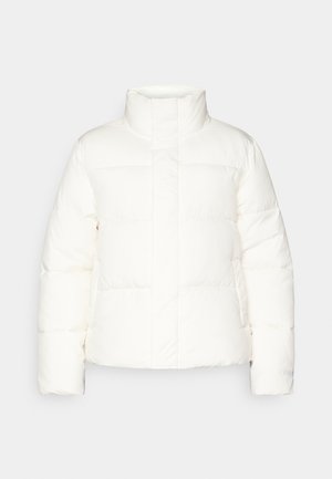Hvid pufferjakke med høj krave, der har kviltede sektioner, en frontlynlås og let oppustede ærmer. Glat tekstur.