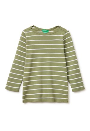 Koszula z długim rękawem w oliwkowym kolorze z białymi poziomymi paskami i guzikami na ramionach, rozłożona płasko na białym tle.