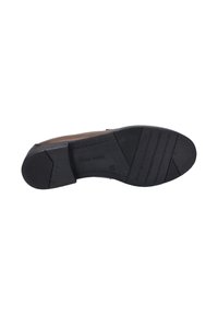 Semelle en caoutchouc noir d'une chaussure avec une surface texturée et des rainures horizontales. Partie supérieure en cuir marron avec des détails cousus le long des bords.
