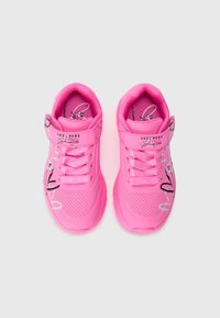 Scarpe sportive rosa con design in rete, dotate di una strap in Velcro, perforazioni e accenti colorati. Marchio visibile sulla strap.