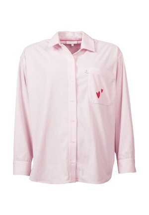 Světle růžová košile na knoflíky s dlouhými rukávy a kapsou na levé straně na hrudi s dvěma malými červenými srdíčky.