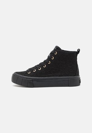 Czarny sneaker wysokiego typu z teksturowanym kwiatowym wzorem koronki, czarną gumową podeszwą, złotymi oczkami i czarnymi sznurówkami na jednolitym jasnym tle.