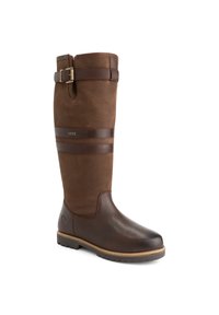 Bruine leren kniehoge laars met metalen gespen bij de bovenkant, ronde neus en robuuste zool voor buitengebruik.