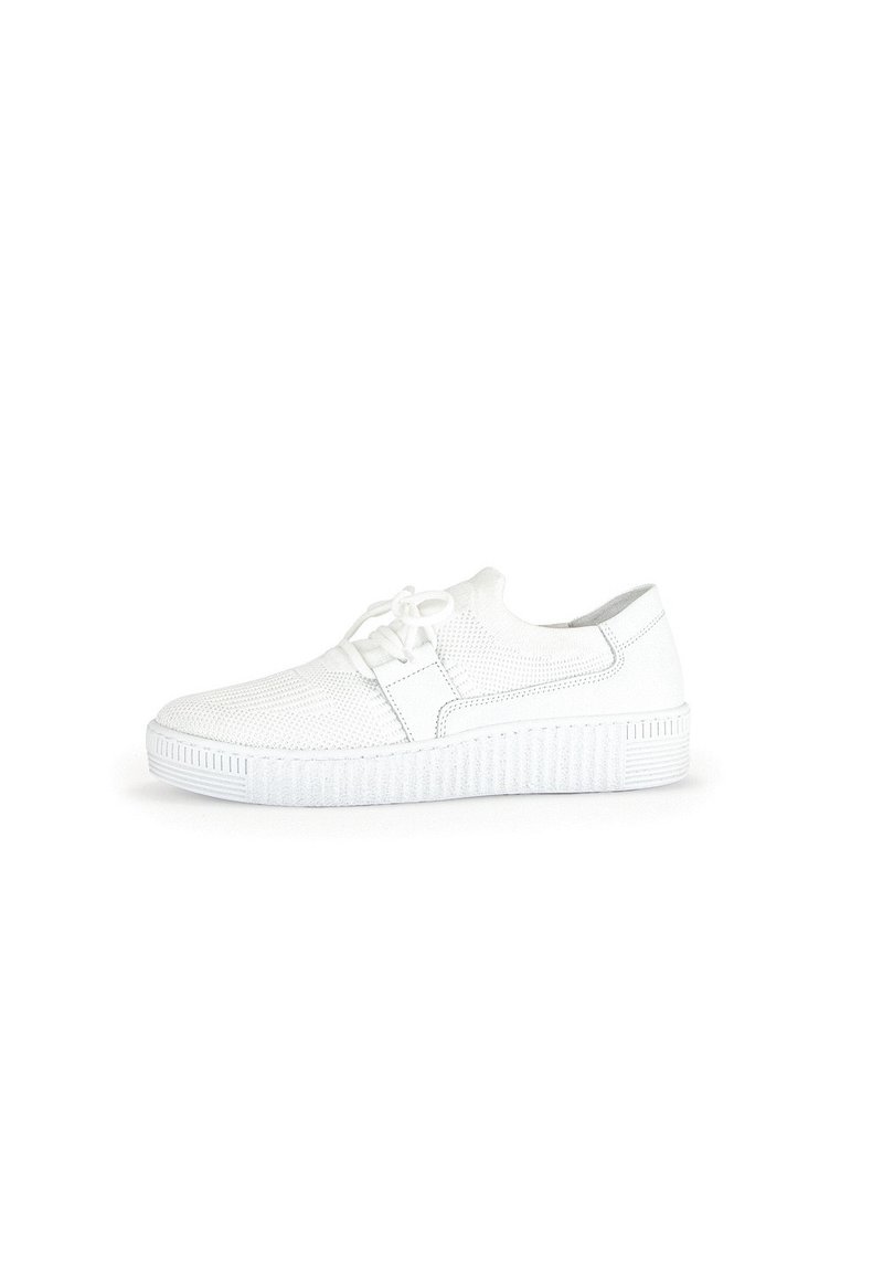 Witte sneaker met een gemêleerde mesh bovenkant, platte veters en een ribbelige rubberen zool. Eenvoudig ontwerp, naadloze neuskap, lichte constructie.