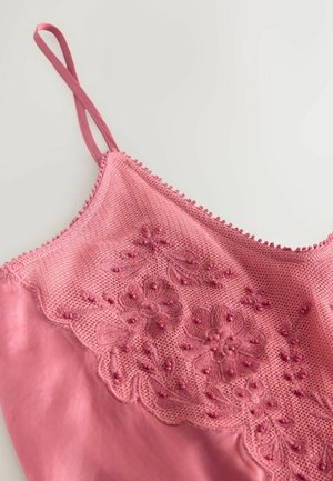 Rožinė naktinė maikutė su reguliuojamomis petnešomis, pasižyminti tekstūruotu išsiuvinėtu nėriniu ir karoliukų akcentais priekyje. Lygus satino tipo audinys.