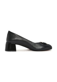 Scarpa da balletto in pelle nera con punta arrotondata, piccolo tacco a blocco e dettaglio decorativo con cinturino sul davanti. Texture liscia e design minimale.