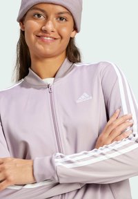 adidas Sportswear ESSENTIALS 3-STRIPES - Treniņtērps - preloved fig   white