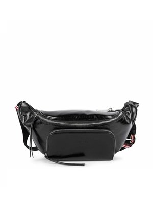 Borsa a cintura in pelle nera con finitura lucida, dotata di un unico scomparto con zip, tasca frontale e tracolla regolabile a righe.