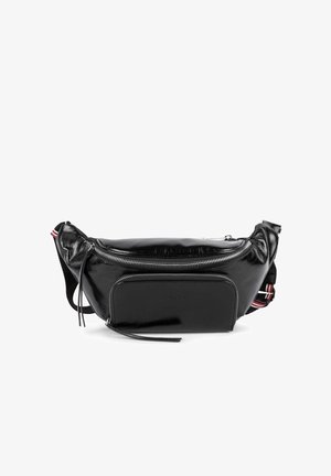 Borsa a cintura in pelle nera con finitura lucida, dotata di un unico scomparto con zip, tasca frontale e tracolla regolabile a righe.