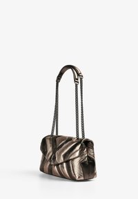 Bolso de mano metálico en bronce con un diseño acolchado, correas de cadena y cierre con solapa. Presenta una textura suave con rayas horizontales.