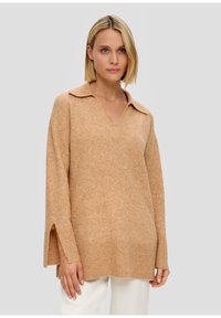 Maglione beige a maglia con scollatura a V e colletto ampio. Presenta spacco laterale all'orlo e polsini a costine. Tessuto morbido e vestibilità rilassata.