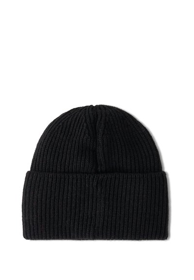 Černá pletená čepice vyrobená z ribbené látky. Má ohrnutý lem a jednoduchý, bezšvový design vrchu.