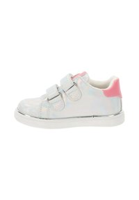 Deportiva sintética blanca con acabado holográfico, acento rosa en el talón, doble correa de Velcro y suela blanca con detalles metálicos.