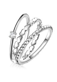 Tri strieborné prstene naskladané na sebe. Jeden prsteň má malý diamant, zatiaľ čo ostatné majú textúrované vzory: hladký, vlnitý a korálikový.