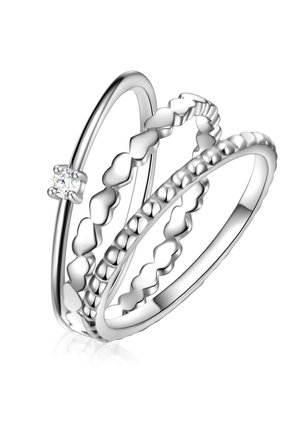 Kollektsioon kolme hõbedast sõrmust, millel on erinevad mustrid: üks sile, üks südamekujuliste elementide ning teine tekstuurse mustriga, lisaks väike keskmine teemant.