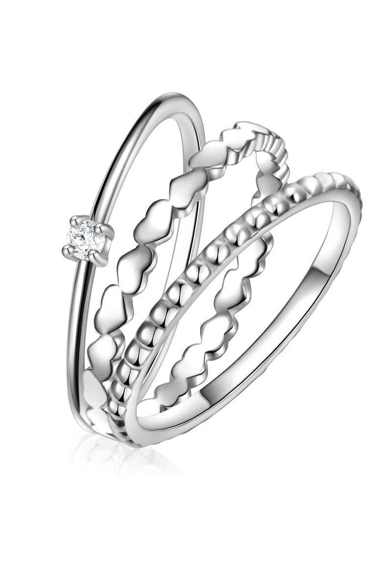 Tri strieborné prstene naskladané na sebe. Jeden prsteň má malý diamant, zatiaľ čo ostatné majú textúrované vzory: hladký, vlnitý a korálikový.