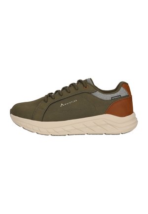 Olivgrüner Schnürsneaker mit beiger Sohle, braunem Fersenpatch, grauem Besatz und wasserdichtem Label an der Seite.