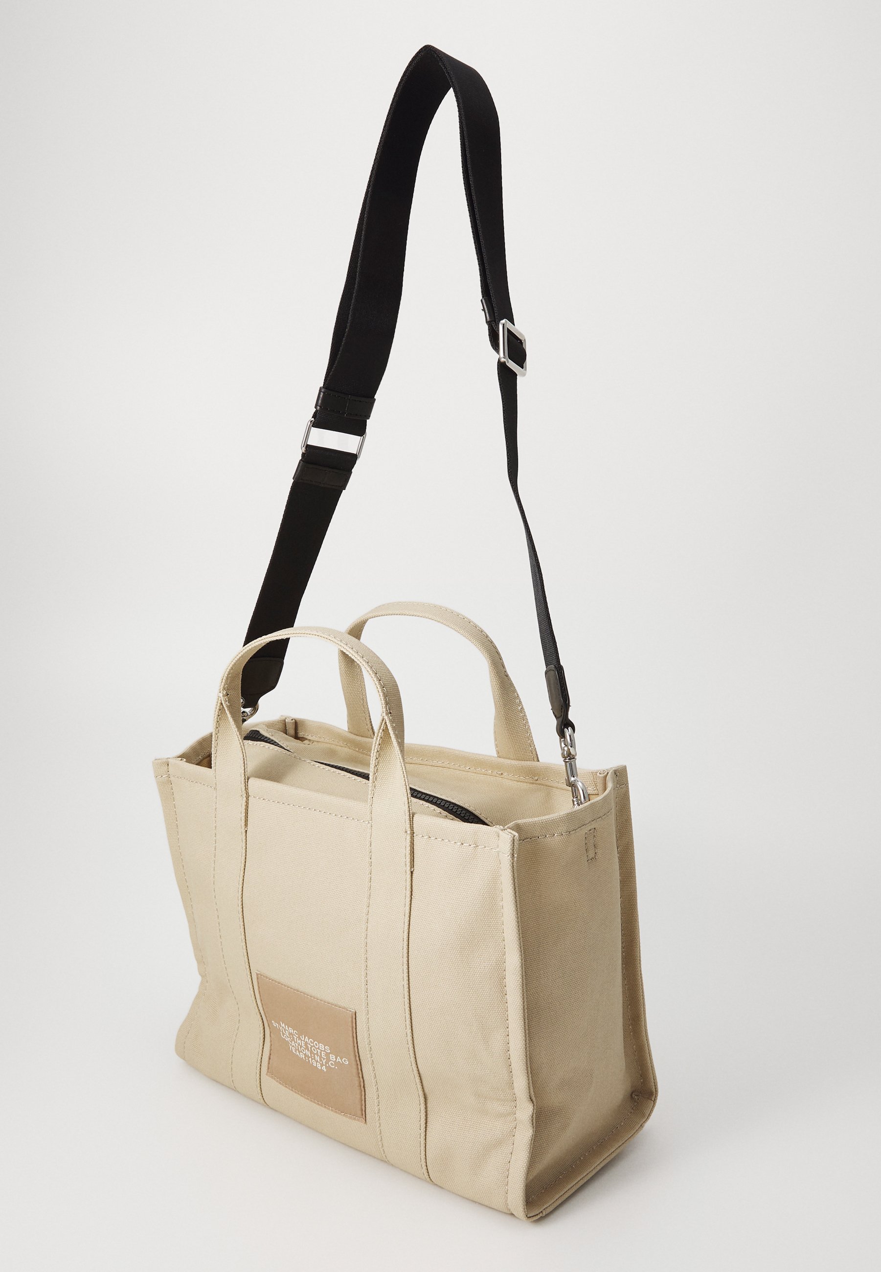 【売り尽くしセール‼️】Marc Jacobs THE TOTE BAG ベージュ MARC JACOBS THE MEDIUM TOTE - Handtas - beige - Zalando.nl