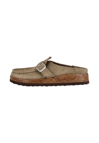Suedebeige mule med rund tå og spænde detaljer. Kork mellemsål og struktureret brun gummisål. Casual slip-on design.