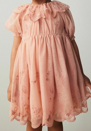 Rosa, durchsichtiges Kleid mit gerafftem Kragen, Puffärmeln und bestickten Schmetterlingen und Blumen. Der Saum ist mit einer gewellten Kante versehen.