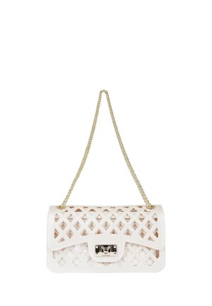 Borsa bianca con ritagli a forma di diamante, tracolla a catena dorata e chiusura con fermaglio argentato frontale.