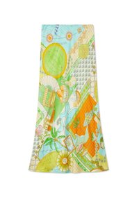 Foulard en soie coloré avec des motifs complexes comprenant des soleils, des coquillages, des éventails, des plantes et des formes géométriques dans des tons verts, orange, bleu et jaune.