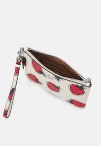 COACH STRAWBERRY SMALL WRISTLET - Lompakko - chalk