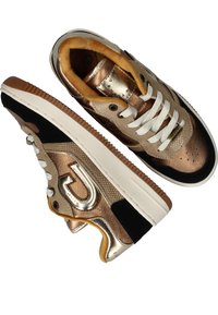 Metalen bronzen en zwarte sneakers met witte veters, gestructureerde panelen, gepolsterde kraag en een prominent "G"-logo op de zijkant.