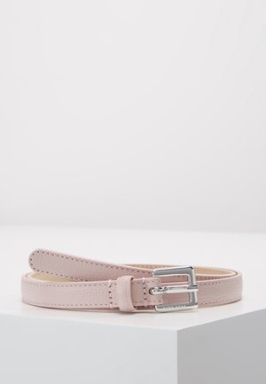 Ceinture en cuir rose clair avec une boucle rectangulaire argentée, soigneusement enroulée et placée sur une surface blanche contre un fond uni.
