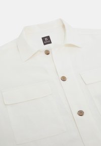 Camicia bianca di lino con colletto button-down, due taschini sul petto e bottoni marroni. Presenta un'etichetta con il logo "Boggi". Tessuto morbido.