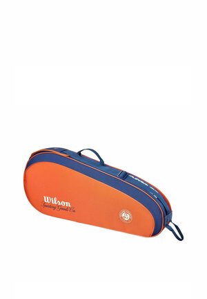 Sac de raquettes de tennis Wilson orange et bleu marine avec poignée et logo Roland Garros sur le côté, conçu pour le transport et la protection.