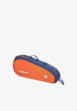Bolsa de raqueta de tenis Wilson en naranja y azul marino con asa y logo de Roland Garros en el lateral, diseñada para transportar y proteger.