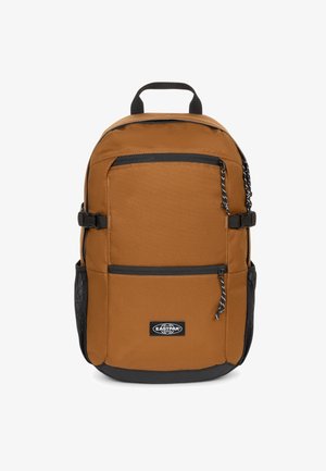 Mochila marrón con detalles, cremalleras y paneles texturizados en negro. Cuenta con una asa superior, correas ajustables y varios bolsillos con cremallera.