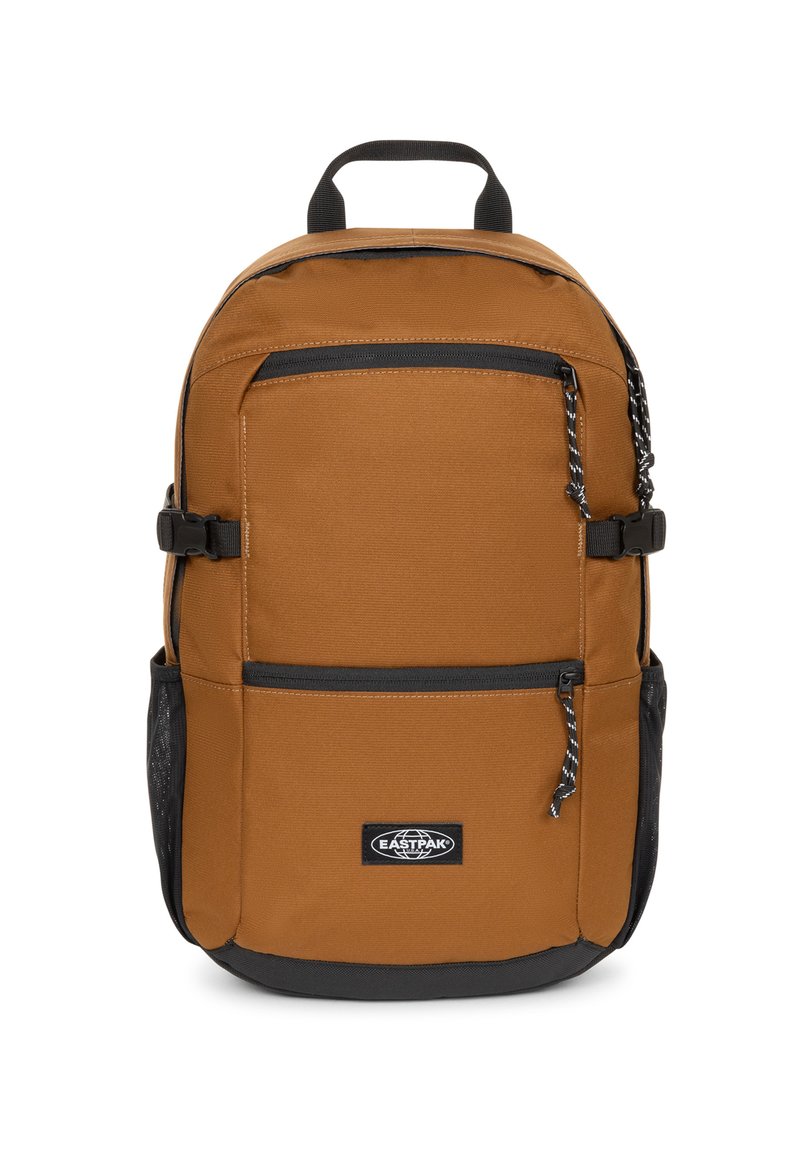 Zaino marrone con dettagli neri, cerniere e pannelli testurizzati. Dotato di manico superiore, spallacci regolabili e molteplici tasche con cerniera.