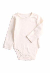 Långärmad baby body i krämfärgad bomull. Rund halsringning med två axelknappar och tryckknappar i botten. Mjuk, slät textur.