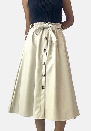 Beige midi-nederdel lavet af glat stof med front-knaplukning, bånd i taljen og et udvidet design for let bevægelse.