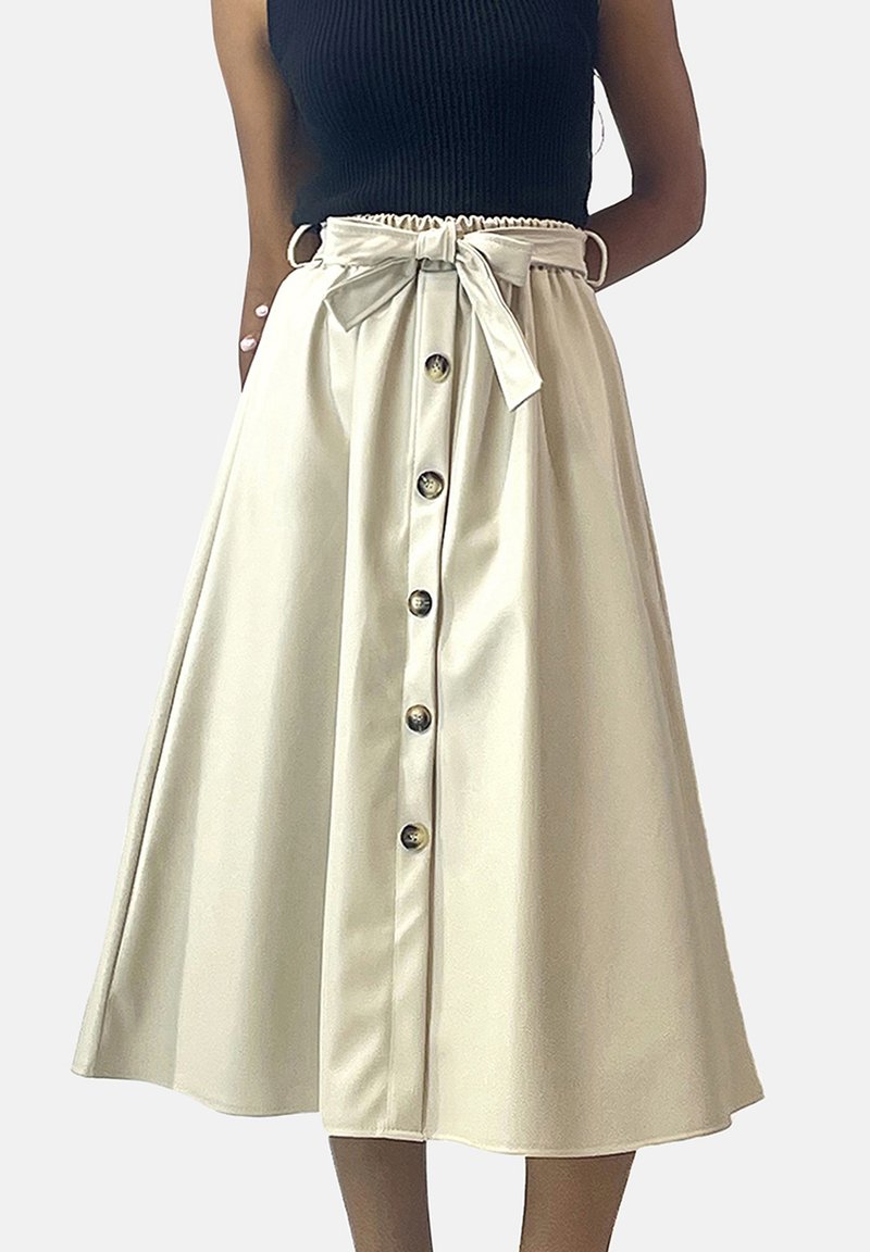 Beige midi-rok van gladde stof met een vooraan sluiting met knopen, een tailleriem en een uitlopende vorm voor bewegingsvrijheid.