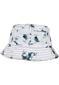 Bílé kšiltovky s černým tie-dye vzorem, s černými oky a kontrastním prošíváním na okraji a koruně.