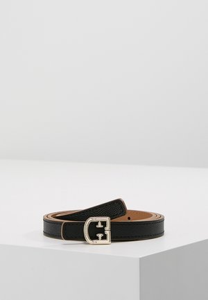 Cinturón de cuero negro texturizado con una hebilla rectangular dorada, enrollado y colocado sobre una superficie blanca con un fondo liso.