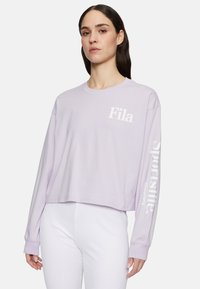 Laventelin värinen pitkähihainen lyhyt huppari, jossa on "Fila"-logo rinnassa ja "Sportslife"-teksti hihassa. Pehmeä kangas, rento istuvuus.