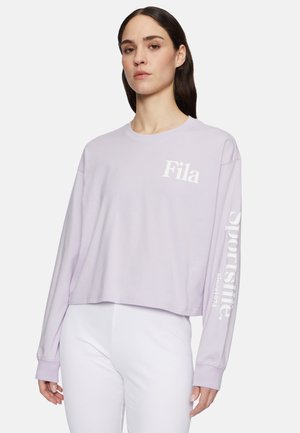 Lavendel lange mouw cropped sweatshirt met het "Fila" logo op de borst en "Sportslife" tekst langs de mouw. Zacht materiaal, relaxed fit.