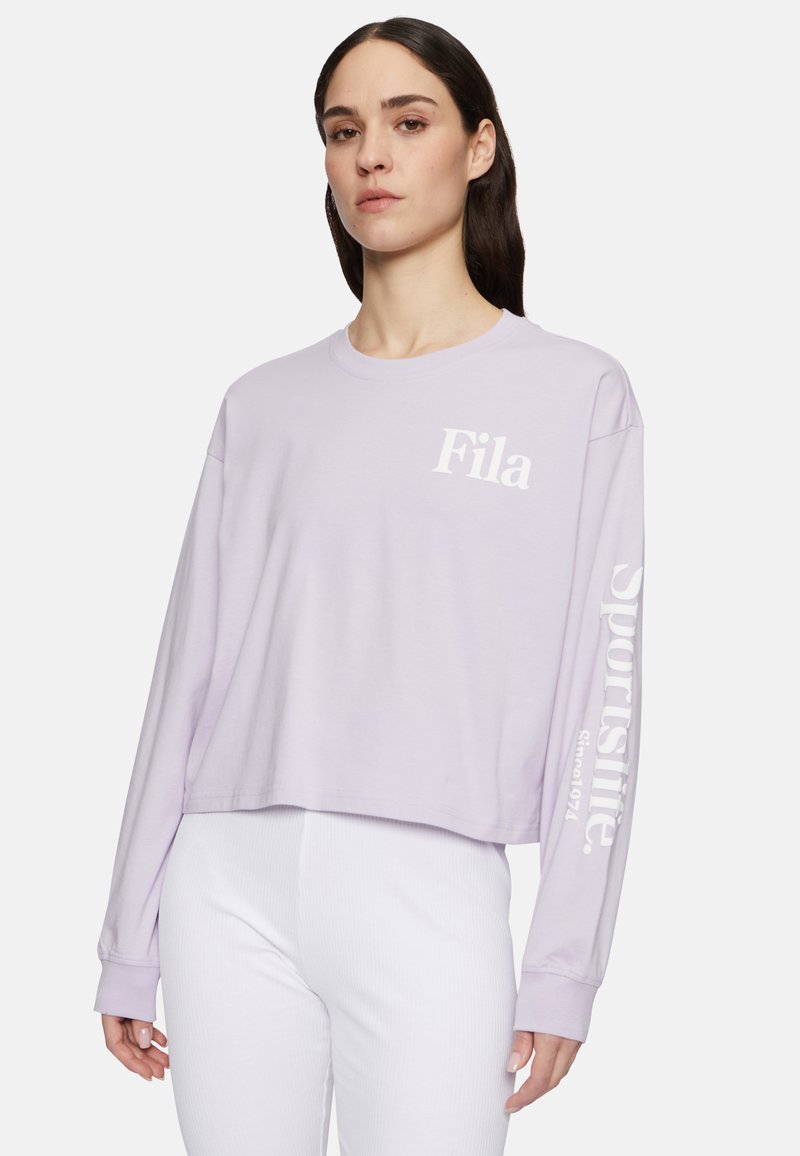 Laventelin värinen pitkähihainen lyhyt huppari, jossa on "Fila"-logo rinnassa ja "Sportslife"-teksti hihassa. Pehmeä kangas, rento istuvuus.