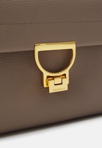 Coccinelle ARLETTIS - Borsa a mano - warm taupe