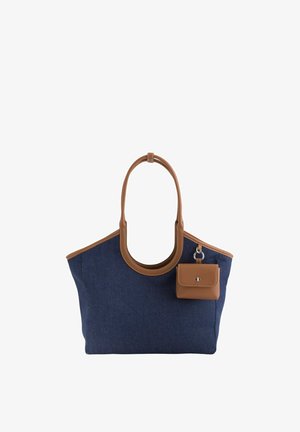 Sac cabas bleu marine avec garniture et poignées en cuir marron, avec une petite pochette en cuir marron attachée munie d'un fermoir argenté.